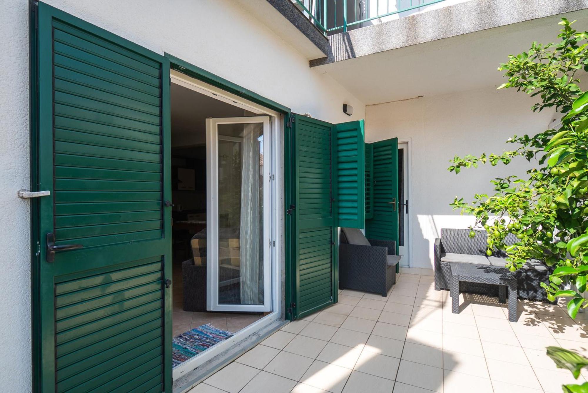 Apartments Polly Primosten Exterior photo
