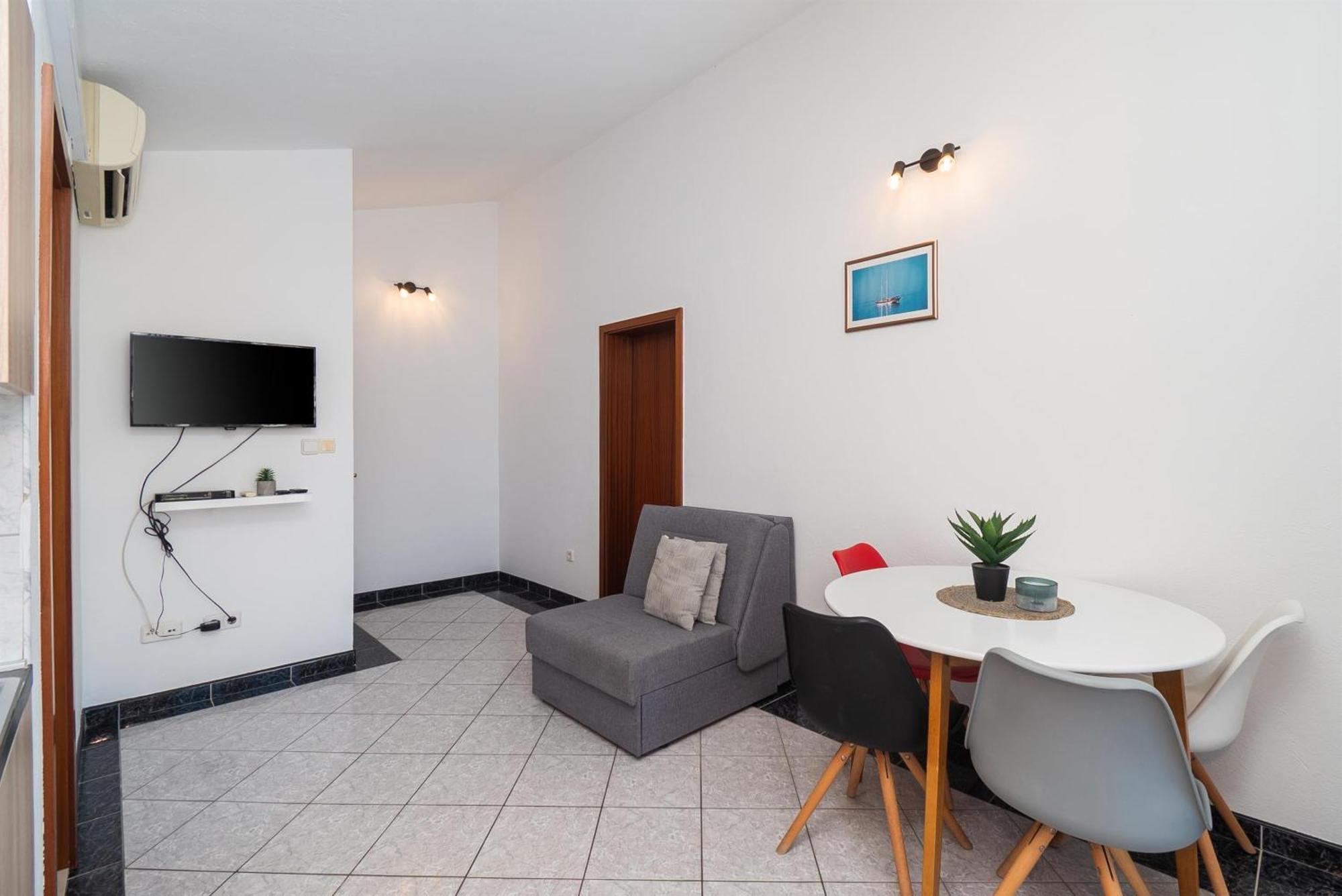 Apartments Polly Primosten Exterior photo